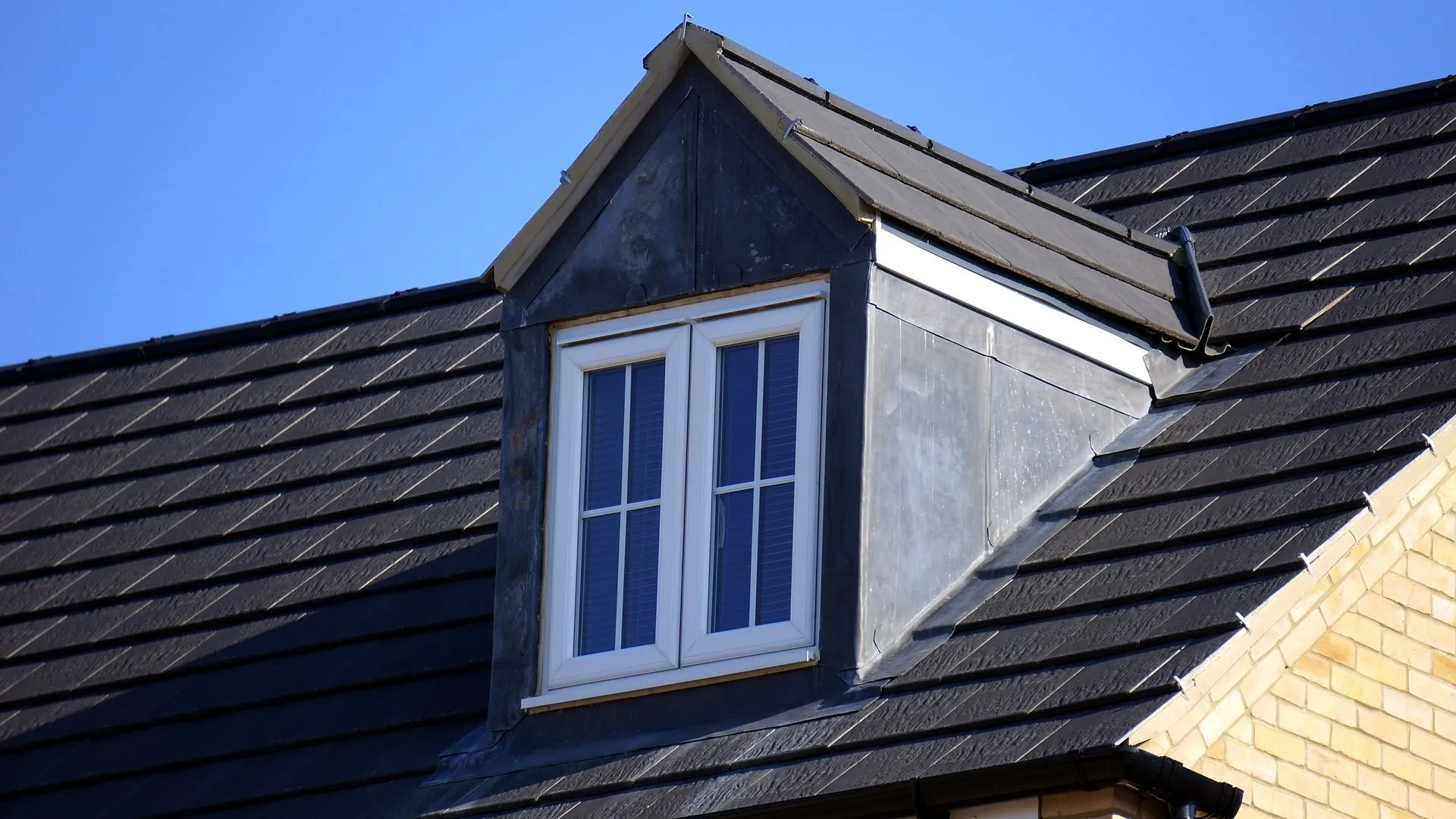 window-1800575_1920-1920w
